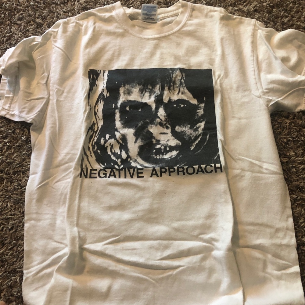 Negative approach T-shirt medium